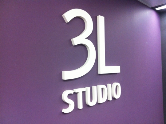3L studio - plastické logo na zeď