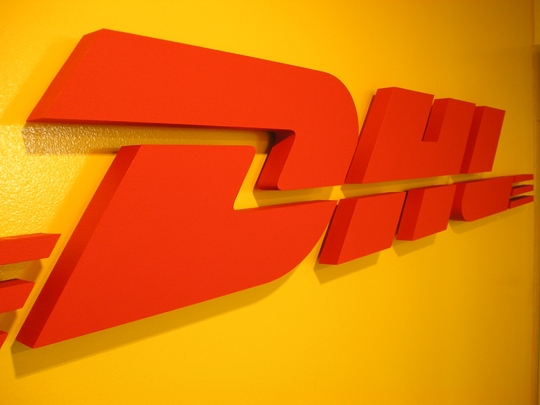 plastické logo DHL