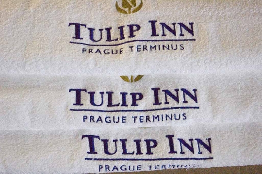 ručník s výšivkou loga Tulip Inn