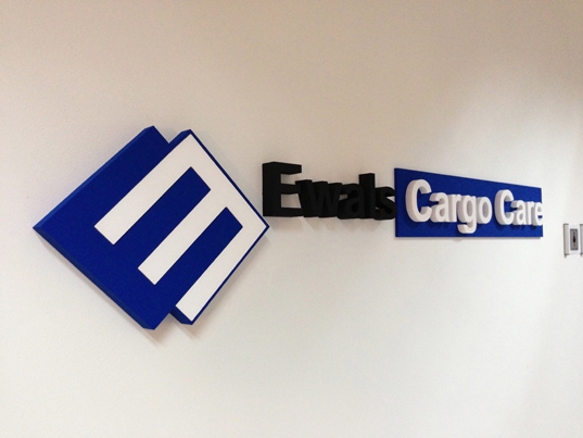 Ewals Cargo Care - plastické logo na zeď