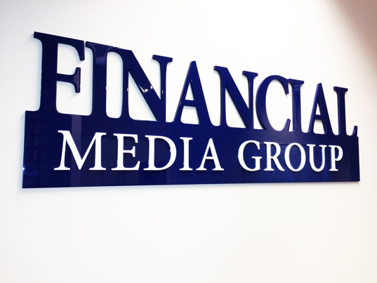 Financial Media Group - plastické logo na zeď
