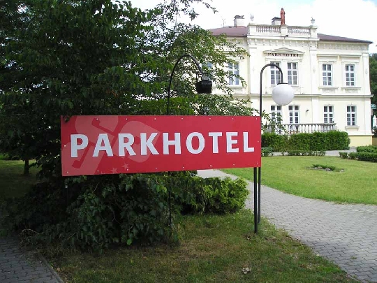Parkhotel Nový Bor - reklamní cedule