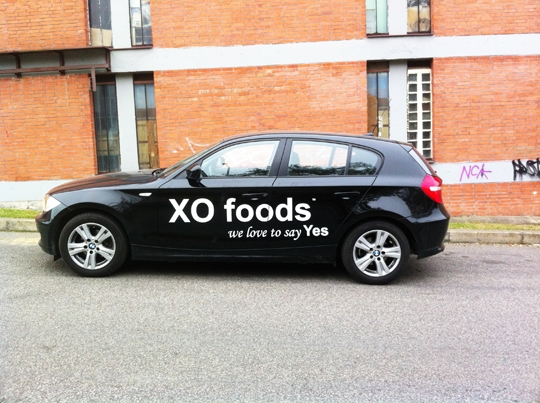 XO Foods - polep vozu BMW reklamními nápisy